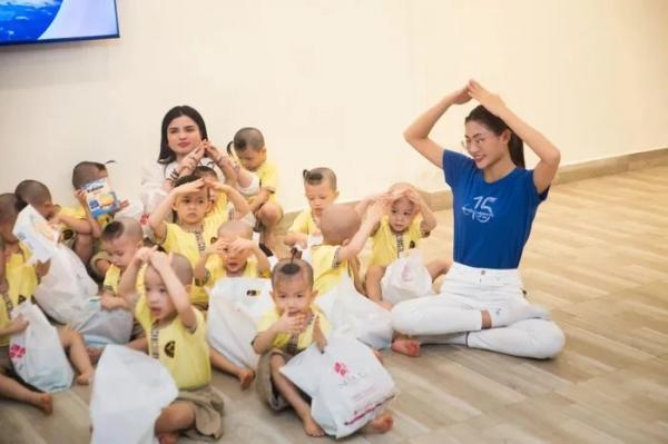 Top 2 Hoa hậu Hoàn vũ Việt Nam trao quà Tết cho các em nhỏ Mái ấm Chúc Từ