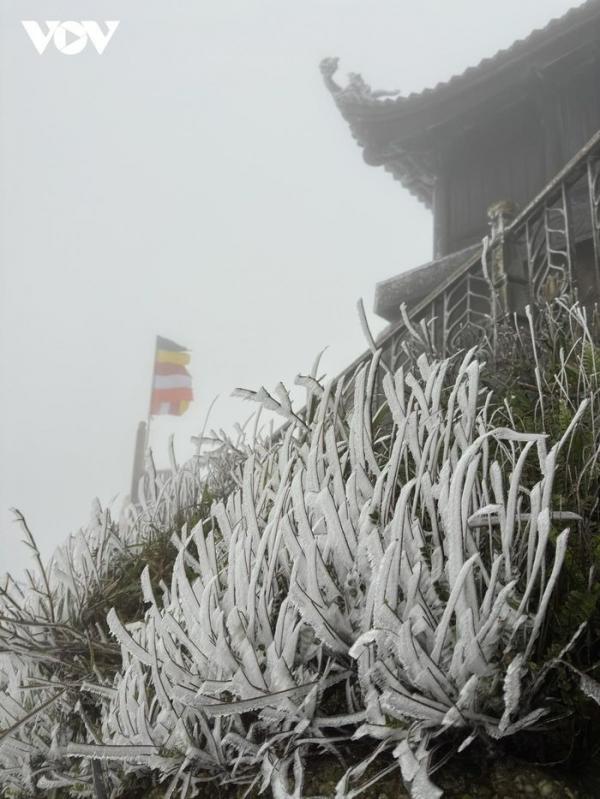 Nhiệt độ xuống 0 độ C, chùa Đồng và đỉnh Mẫu Sơn xuất hiện băng tuyết