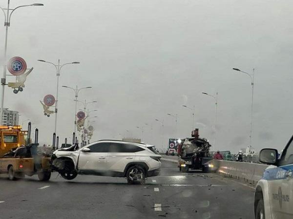 Ô tô biến dạng, văng xa 20 mét sau tai nạn trên cầu Vĩnh Tuy