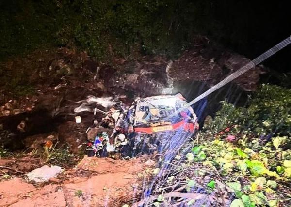 Hiện trường vụ xe khách chở 22 người lao xuống vực trên cao tốc La Sơn - Túy Loan