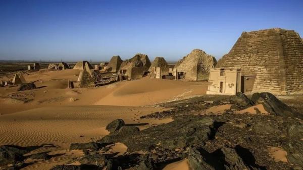 Bí ẩn hơn 200 kim tự tháp giữa sa mạc