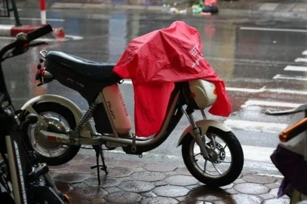 Hướng dẫn bảo quản xe điện và pin xe đạp điện khi đi dưới trời mưa