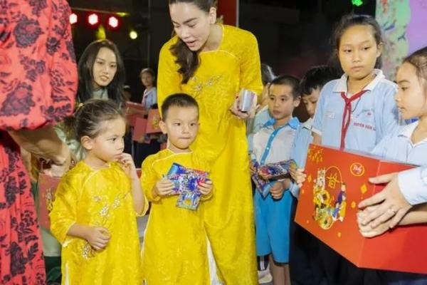 Hồ Ngọc Hà diện áo dài giản dị cùng dàn “sao Việt” tặng quà Tết cho trẻ em khó khăn
