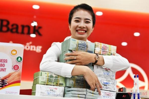 Thưởng Tết ngân hàng: Người nhận trăm triệu, người “nín thở chờ ting ting”