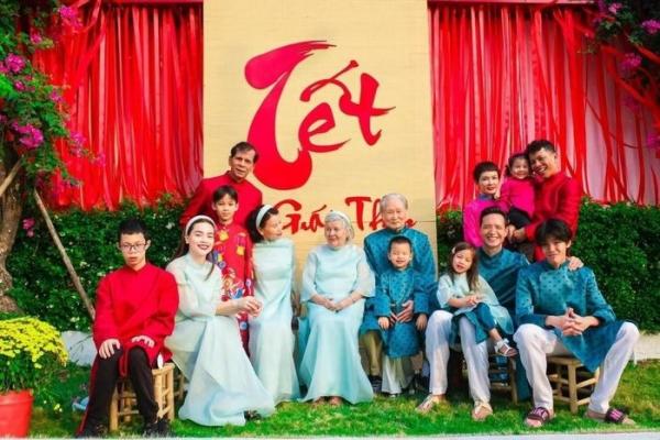 Gia đình Hồ Ngọc Hà chọn áo dài tông xanh mừng Tết Giáp Thìn 2024