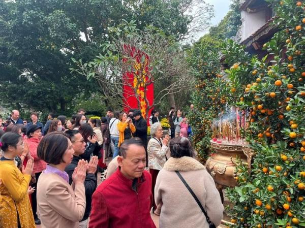 Người dân Hà Nội đi lễ chùa cầu bình an năm mới