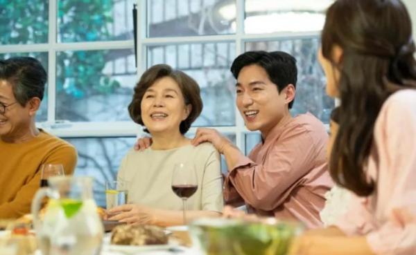 Mẹ hao tốn tâm sức tìm người xông đất, nhìn người đến nhà ngày đầu năm khiến tôi bất ngờ