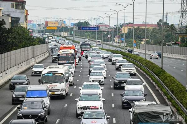 Mùng 2 Tết người dân nô nức du xuân, cửa ngõ Hà Nội ùn tắc