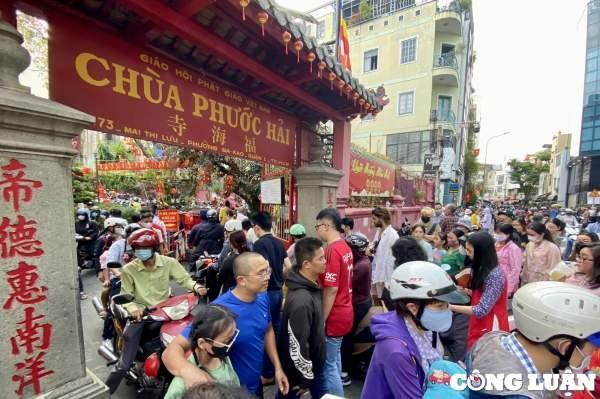Người dân TP HCM tấp nập lễ chùa cầu năm mới bình an