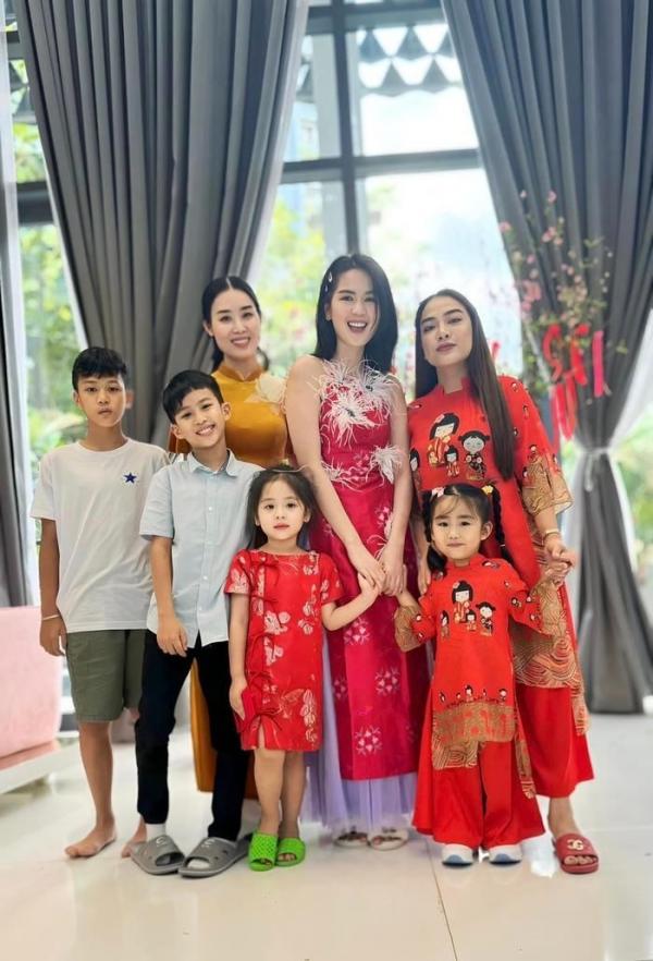 Hé lộ số tiền Ngọc Trinh lì xì cho 11 đứa cháu nhân dịp Tết