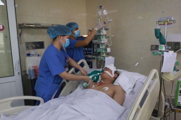 Ngộ độc rượu vì uống rượu giả, rượu tự chế gia tăng trong những ngày Tết
