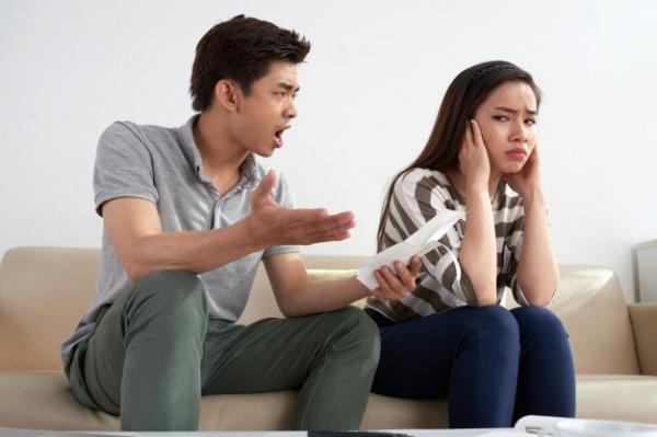 Vô tình nghe cuộc nói chuyện của vợ với hàng xóm, tôi vội vàng giao hết tiền cho vợ giữ