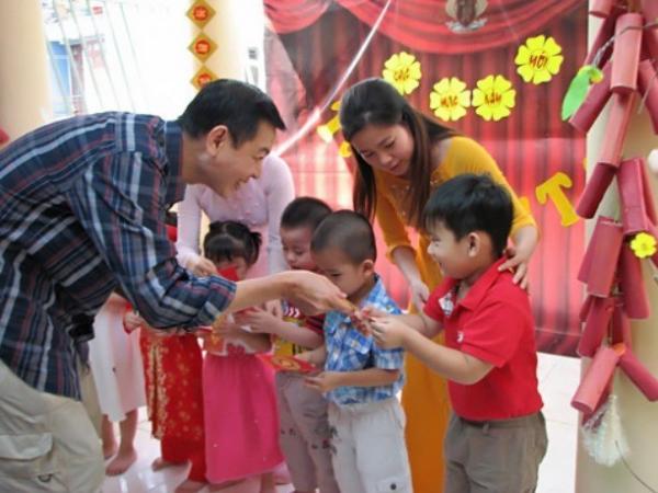 Nhìn số tiền của người bạn học lì xì cho con, cả đêm chồng tôi trằn trọc không ngủ được
