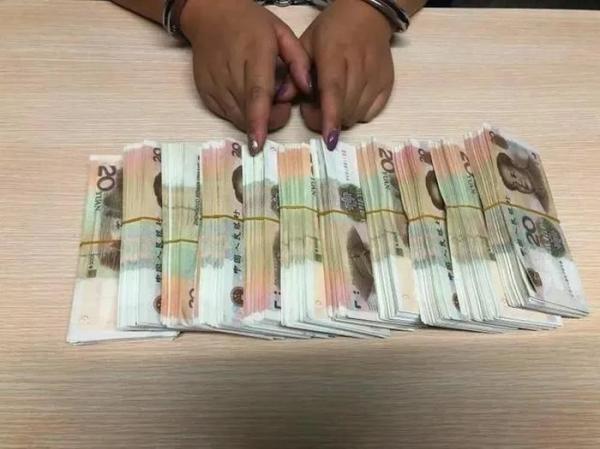 Án Nước ngoài-Luật Việt Nam: Lộ tẩy vì mang tiền giả đi đổi tiền thật
