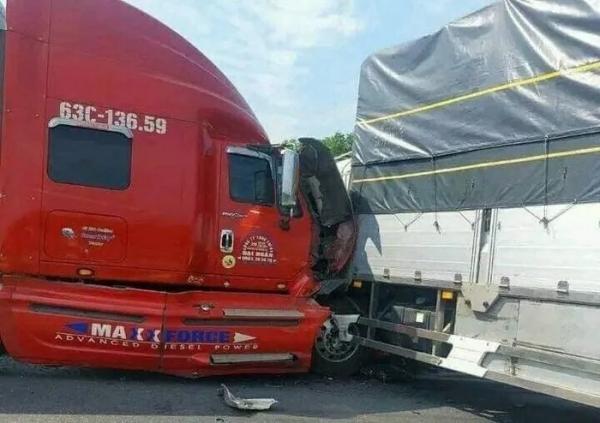 Ba xe ô tô va chạm trên cao tốc Cam Lộ - La Sơn làm 2 người t‌ử von‌g