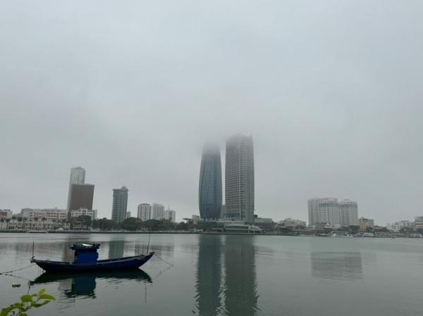 Cận cảnh sương mù dày đặc bao phủ Đà Nẵng