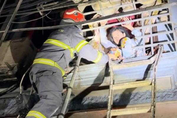 Cảnh sát cắt chuồng cọp, cứu 3 người trong đám cháy tại Hà Nội