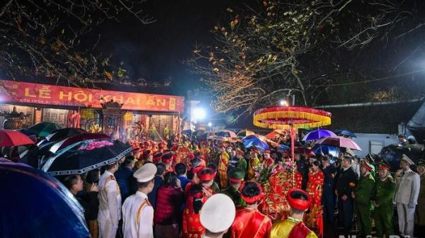 Hàng nghìn du khách đội mưa, trắng đêm dự lễ khai ấn đền Trần