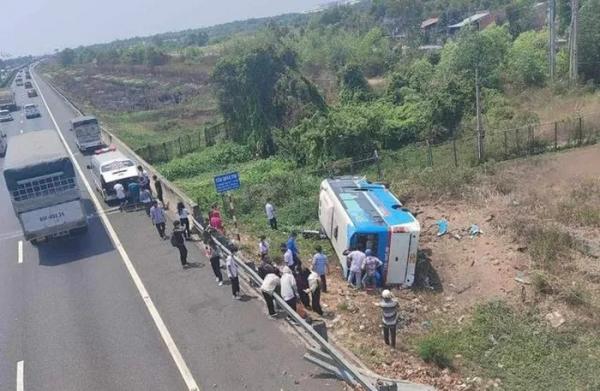NÓNG: Lật xe trên đường cao tốc TP HCM - Trung Lương, nhiều người nhập viện