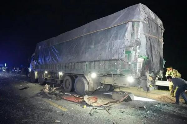Khắc phục hậu quả vụ tai nạn nghiêm trọng trên cao tốc Cam Lộ-La Sơn
