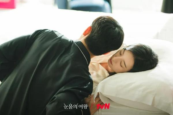 Kim Ji Won hôn Kim Soo Hyun, “Nữ hoàng nước mắt” bùng nổ