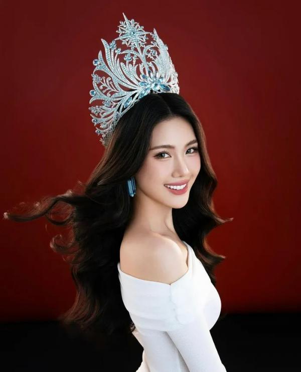 Không thể nhận ra Hoa hậu Bùi Quỳnh Hoa trong bộ ảnh mới chụp cùng vương miện
