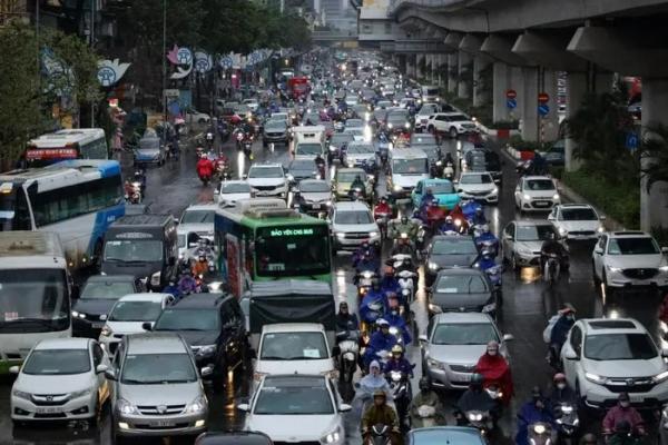 Hà Nội: Mưa lớn gây ùn tắc giao thông nhiều tuyến đường đầu giờ sáng