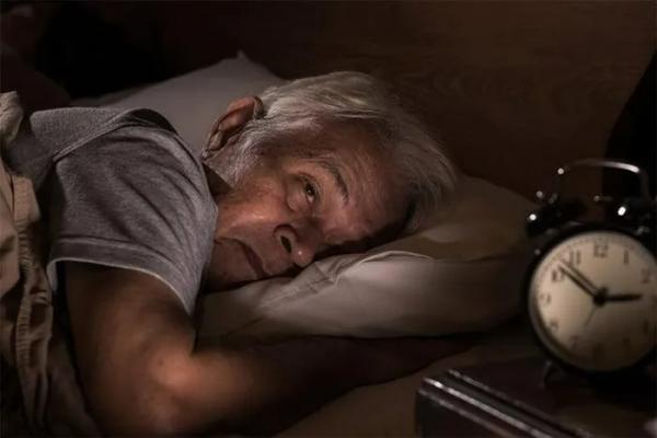 Vì sao về già ngủ ít và thức dậy sớm hơn?
