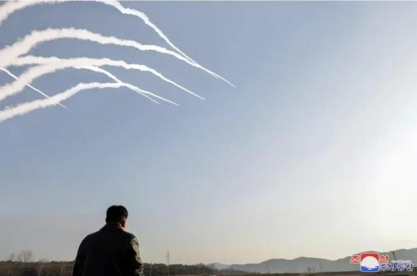 Triều Tiên tập trận với bệ phóng tên lửa đa nòng “siêu lớn”
