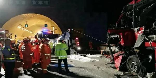 Xe buýt đâm vào tường đường hầm cao tốc, 14 người thiệt mạng