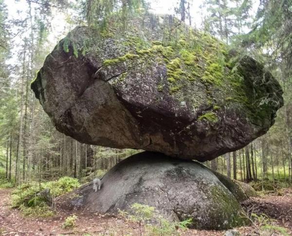 Lời đồn bí ẩn về tảng đá cân bằng thách thức trọng lực
