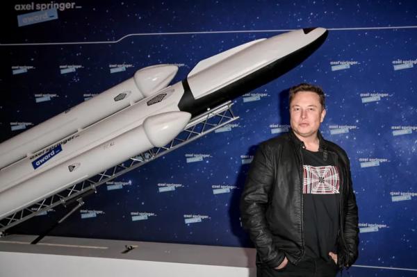 Tỷ phú Elon Musk đã dẫn dắt hãng tiên phong tên lửa vũ trụ như thế nào?