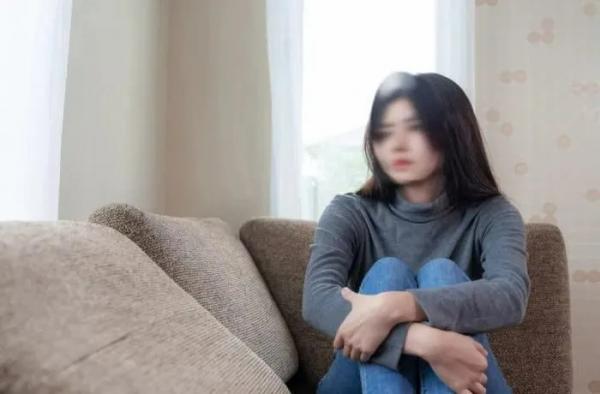 Ngã quỵ khi đọc tin nhắn của bạn trai với người phụ nữ lớn tuổi trong công ty