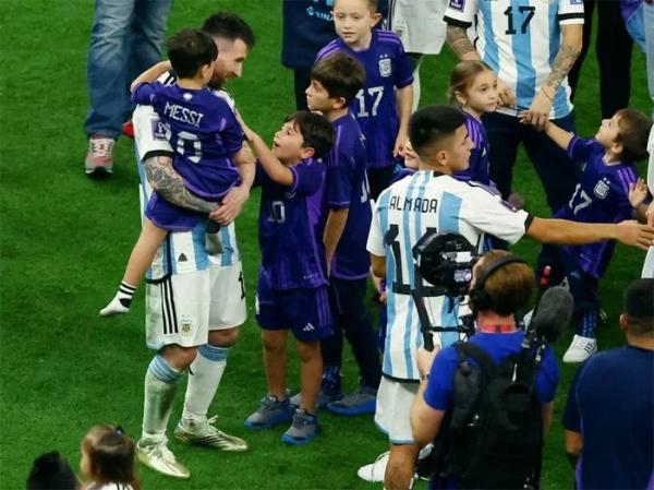 Con trai siêu sao bóng đá Messi gây sốt CĐM trong cuộc thi thử thách đoán tên cầu thủ