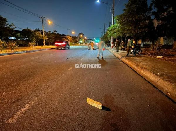 Xe máy tông vào khúc gỗ giữa đường, người đàn ông tử vong