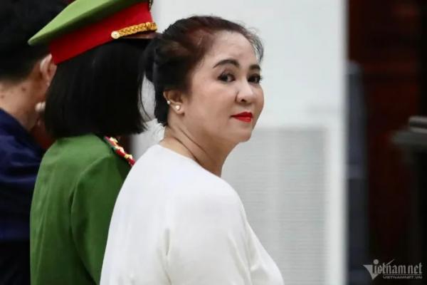Bà Nguyễn Phương Hằng bị dẫn giải tới tòa, bị cáo Hàn Ni vắng mặt