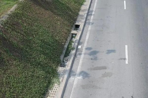 Hàng chục tấm đan cống thoát nước trên xa lộ Hà Nội lại bị kẻ gian phá hoại