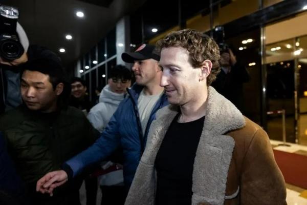 Tài sản của Mark Zuckerberg lần đầu tiên vượt Elon Musk kể từ năm 2020