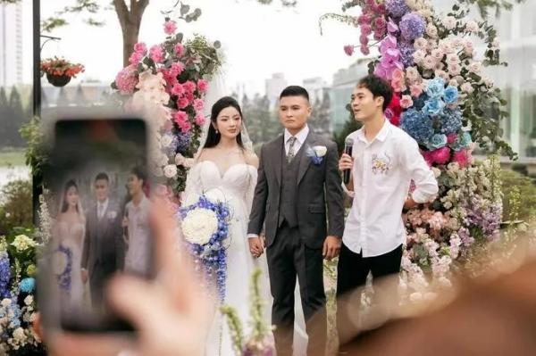 Văn Toàn nhắn nhủ trong đám cưới: Quang Hải đã chọn đúng người