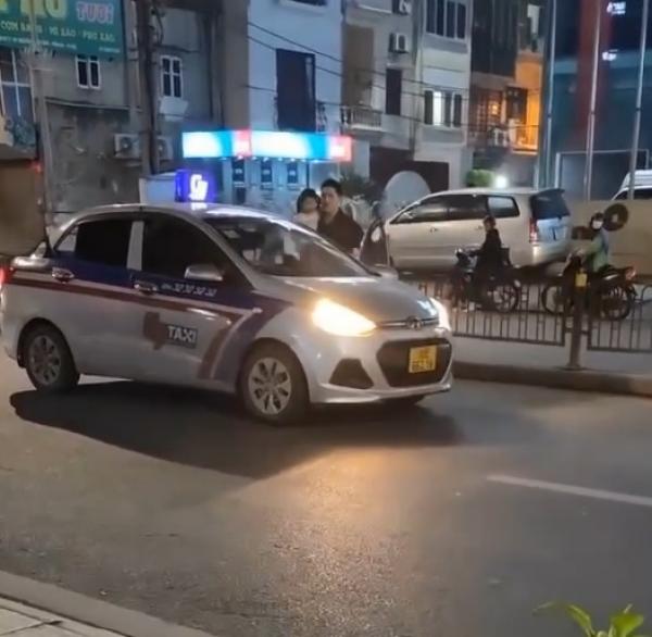 Thanh niên bế đứa trẻ chặn đầu xe trên phố Hà Nội, gặp ai cũng ra lệnh “quỳ xuống”