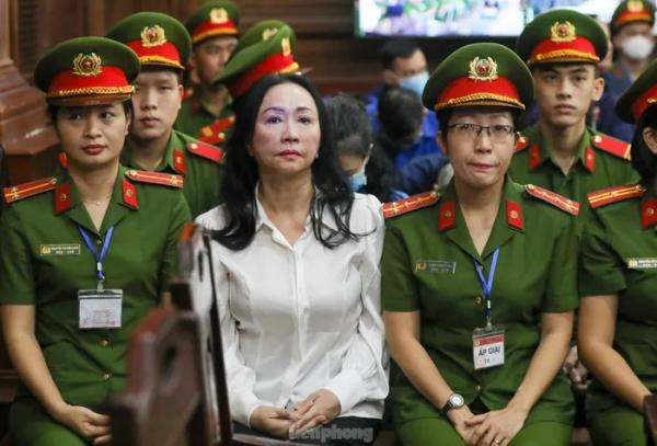 Hình ảnh bà Trương Mỹ Lan cùng các bị cáo trước giờ tuyên án