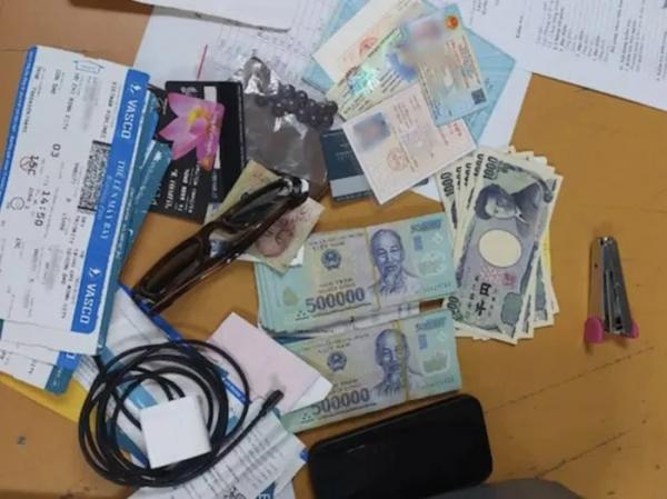 Chiếc ví có gần 100 triệu đồng bên trong bị “bỏ quên” ở Nội Bài