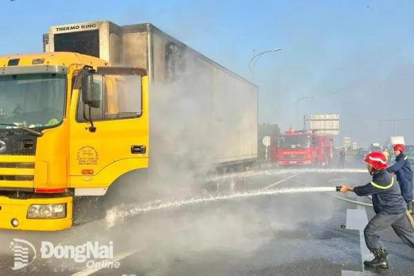 Kịp thời dập tắt 1 xe tải đang bốc cháy trên đường cao tốc Thành phố Hồ Chí Minh - Long Thành - Dầu Giây
