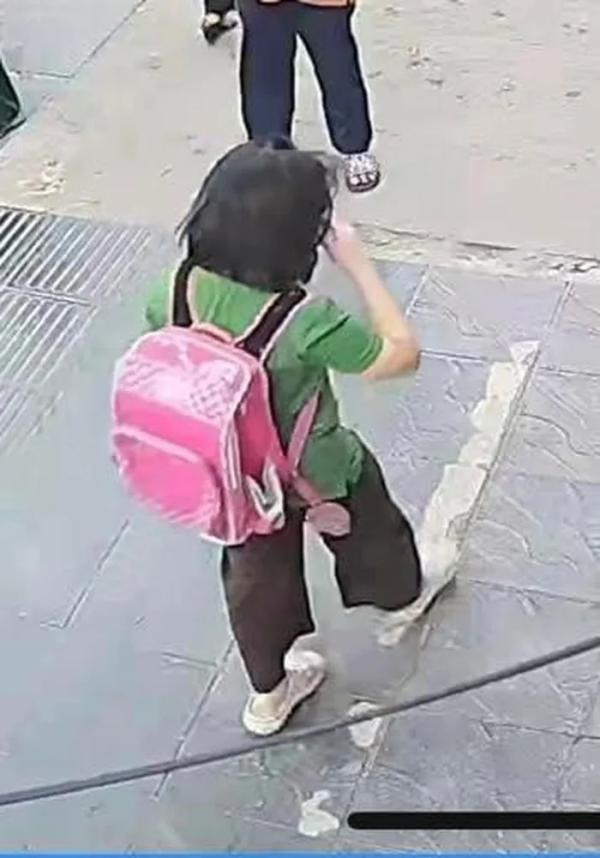 Bé gái 11 tuổi ở Hà Nội “mất tích” sau khi xuống xe buýt