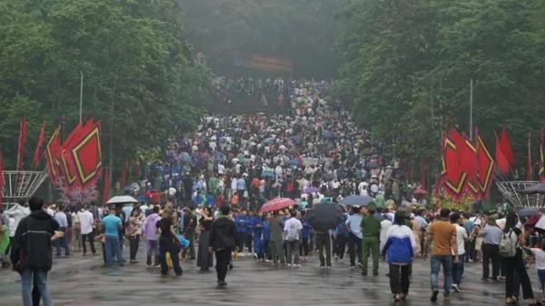 Hàng nghìn người đội mưa về đền Hùng ngày Giỗ Tổ Hùng Vương