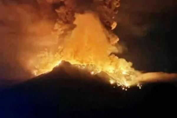 Núi lửa phun trào, sóng thần chực chờ, hàng nghìn người phải sơ tán