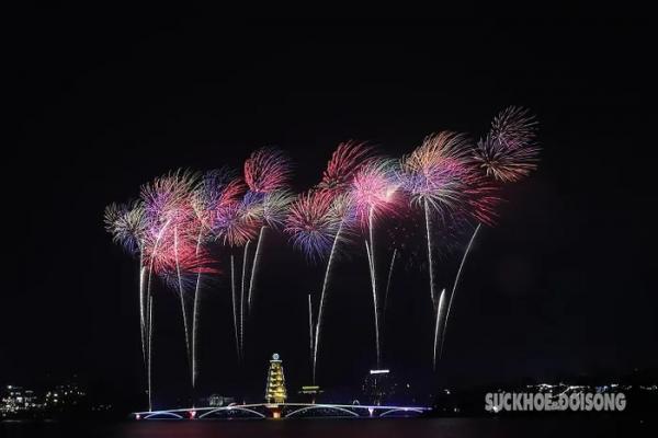 Mãn nhãn màn bắn pháo hoa rực sáng trên bầu trời Phú Thọ dịp Lễ hội đền Hùng 2024