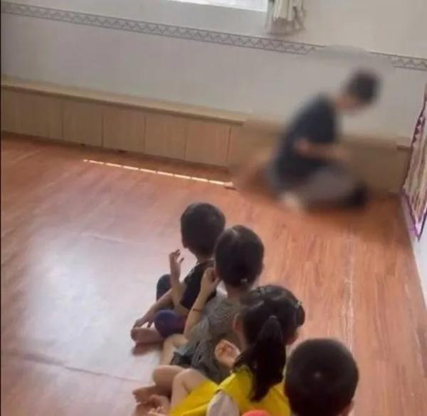 TP.HCM: Cô giáo mầm non ngồi lên người trẻ để cho ăn
