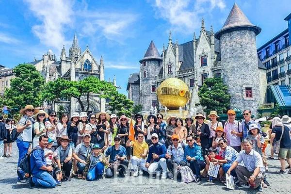 Du khách dập dìu du lịch trốn nóng kỳ nghỉ lễ