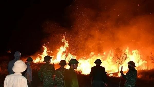 Quảng Bình: Huy động hàng trăm cán bộ, chiến sĩ chữa cháy rừng ven biển